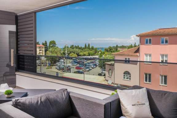 Apartment with balcony and sea view