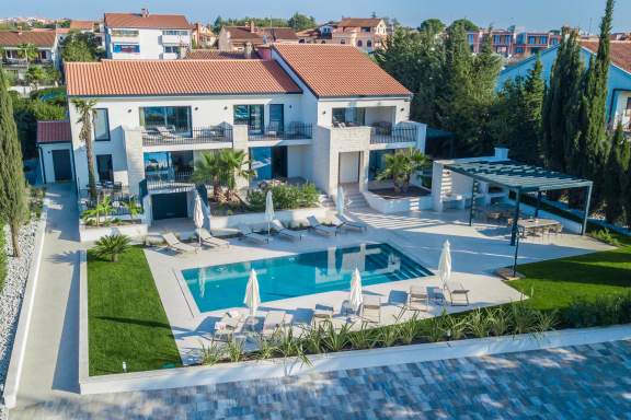 Villa La Residenza III con la piscina e vista mare