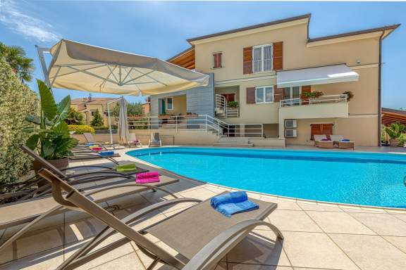Villa Irena - Apartment III with shared pool