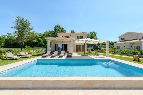 Villa Oliva Muntrilj con la piscina e il giardino