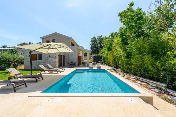Villa Alloro Muntrilj con la piscina