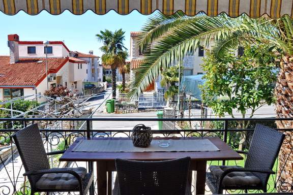 Apartment Rozana with garden, close to the beach