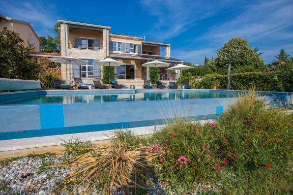 Villa Nikolina con la piscina e giardino grande