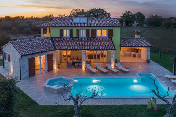 Villa Gardenia with Pool, Garden and Jacuzzi